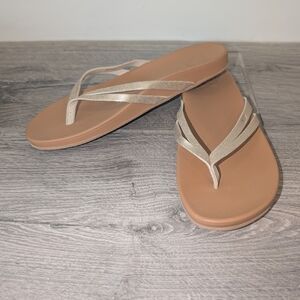 NWOT Reef Tan and Cream/Gold Sandals 9
